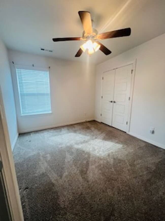Building Photo - Beautiful 3 Bedroom 2 Bathroom Home