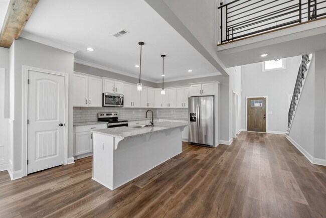 Building Photo - Pet Friendly Four Bedroom with Bonus!