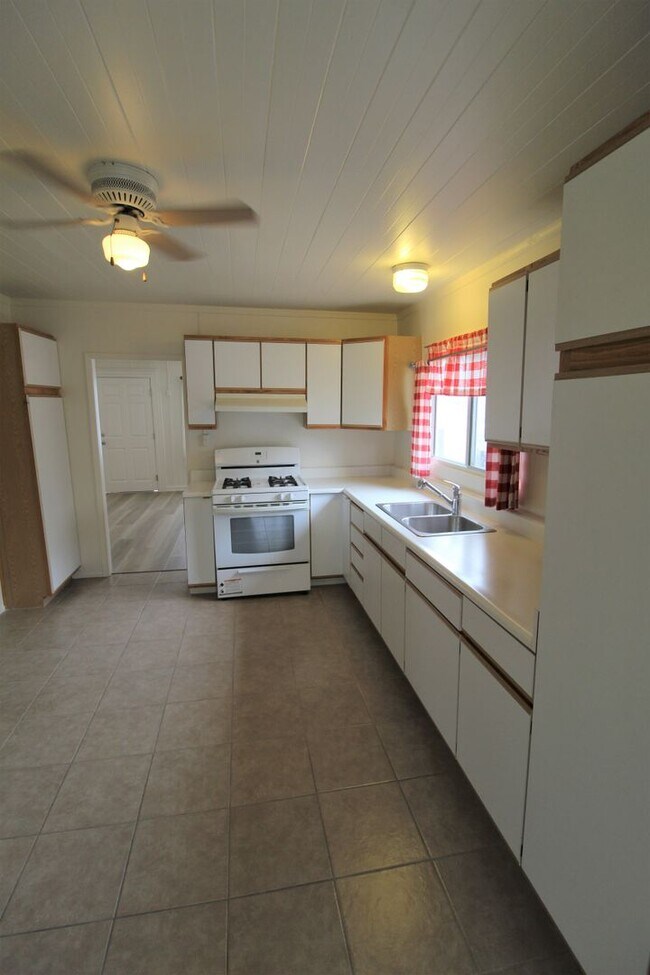 Building Photo - Downtown Ventura Bungalow with Beautiful Y...