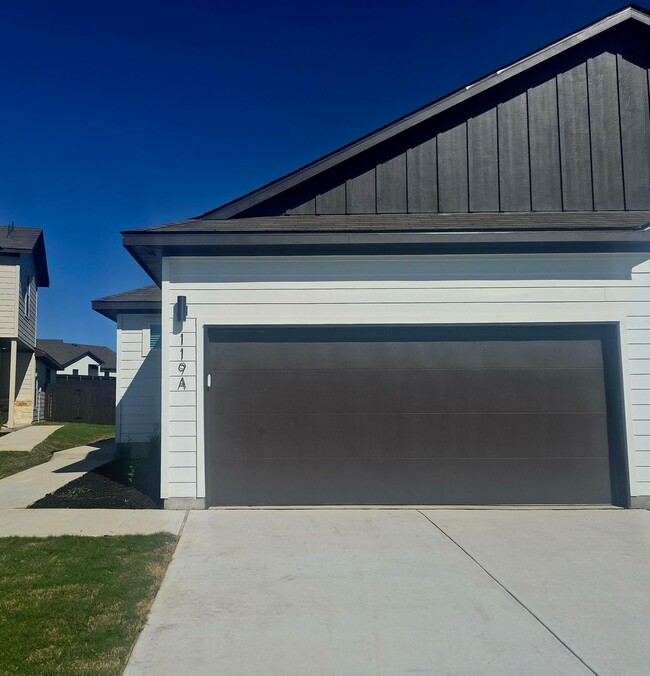 Building Photo - Stunning Duplex in Emma Park