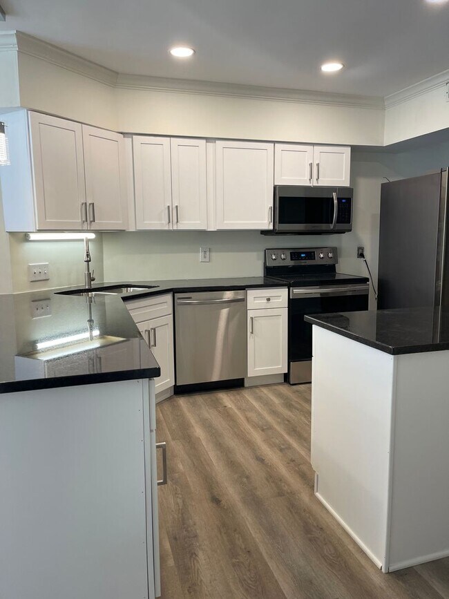 Building Photo - Spacious Renovated 3-Bedroom Condo Near UT...
