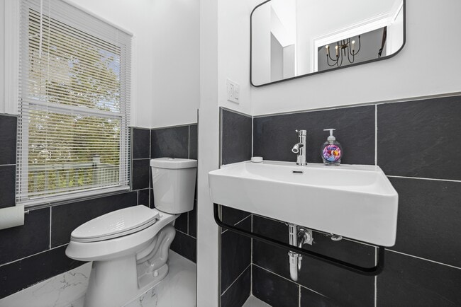 Building Photo - 520 Smith St