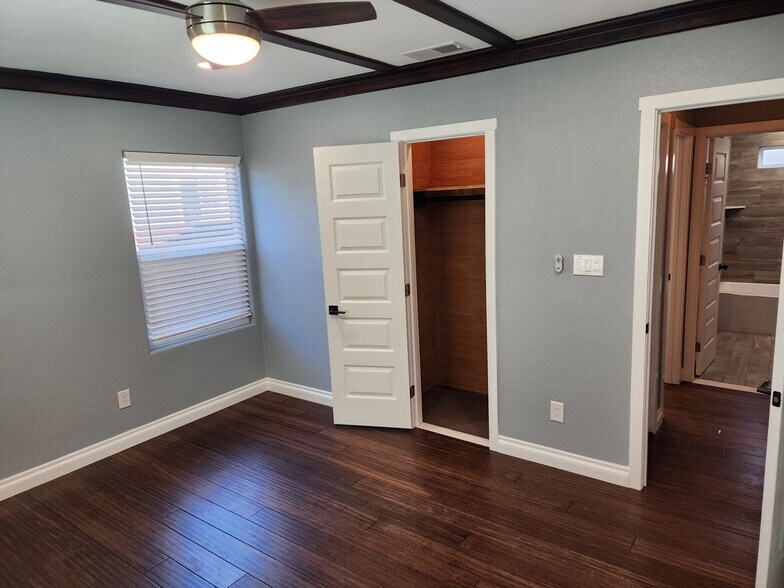 Building Photo - 703 42nd St