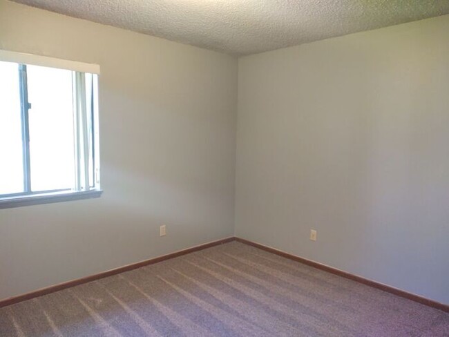 Building Photo - $975 | 2 Bedroom, 1 Bathroom Apartment | N...