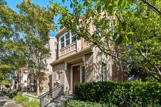 Building Photo - VERSATILE LUXURY LIVING IN RIVERMARK CORNE...