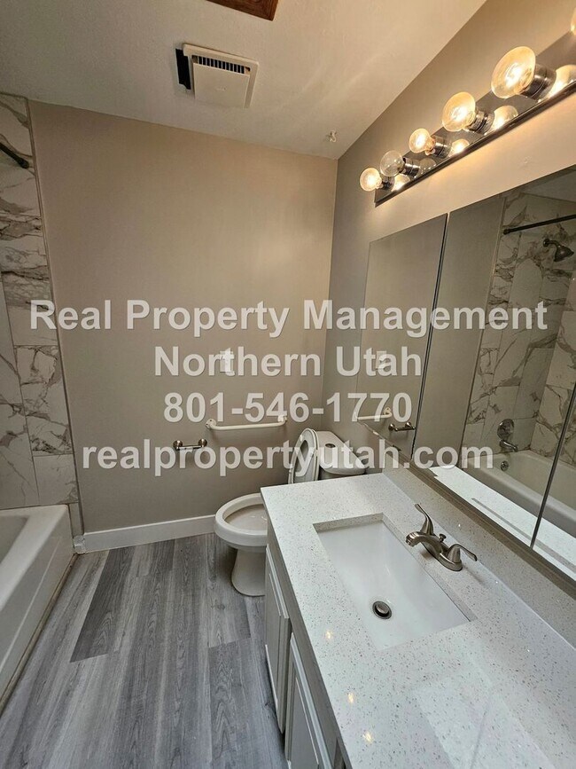 Building Photo - Lovely 5 Bedroom Home in Layton Available Now!