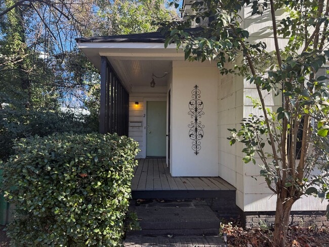 Building Photo - Cozy One Bedroom Triplex in Dilworth!