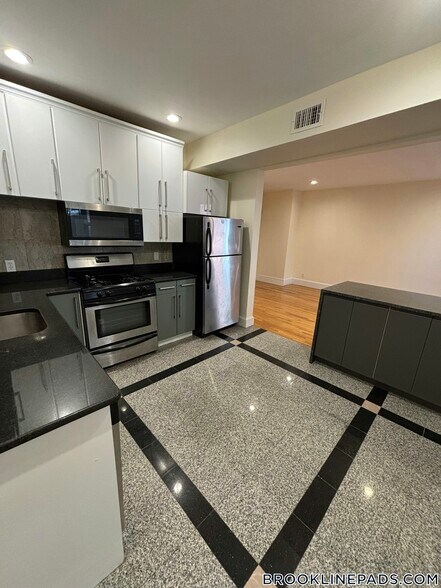 Building Photo - 69 Babcock St