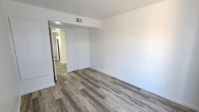 Building Photo - 2 bed/ 1 bath with big Backyard in Escondido