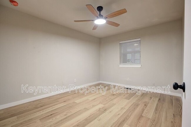 Building Photo - 314 N Lakeside Terrace