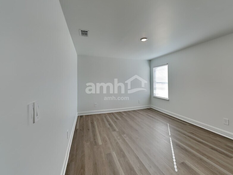 Building Photo - 100 Punderson Dr