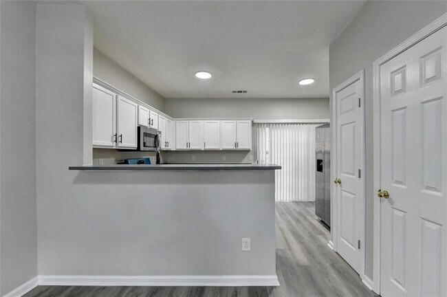 Building Photo - 903 Redwood Dr