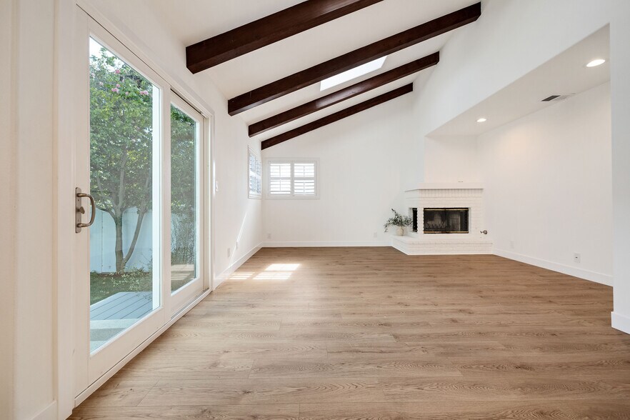 Building Photo - 1504 N Poinsettia Ave