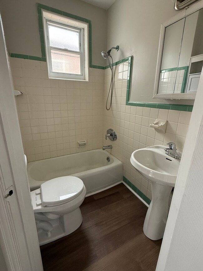 Building Photo - Charming 3-Bedroom 1-Bathroom Home in Port...