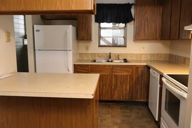 Building Photo - Spacious 2BR/2BA Condo Steps from Campus