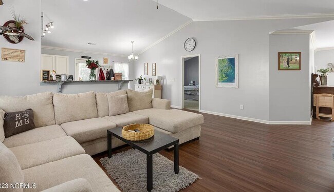 Building Photo - Charming 3 bedroom 2 bath ranch style home...