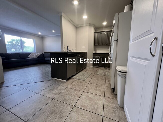 Building Photo - 1541 N Riverside Ave