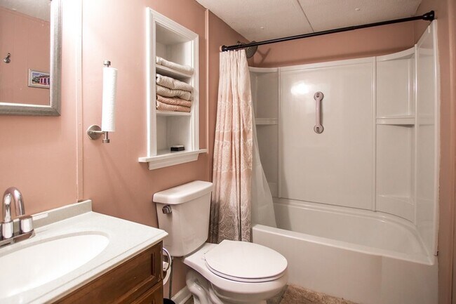 Building Photo - 1631 W Pine Lake Dr