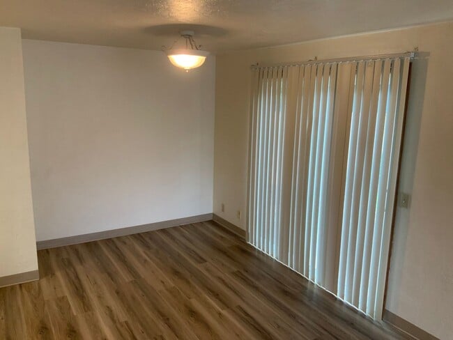 Building Photo - 2 Bedroom Duplex in Cal Young Neighborhood