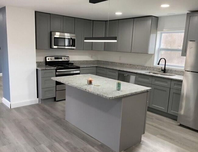 Building Photo - Plaistow Remodeled Victorian 3 Bedroom Apa...
