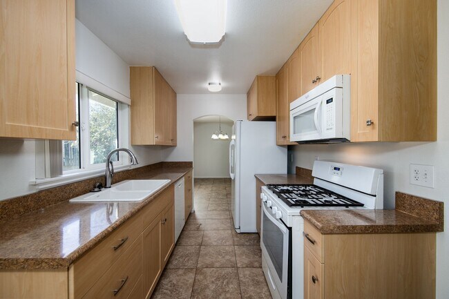 Building Photo - Updated 3 Bedroom Home in Quiet Street