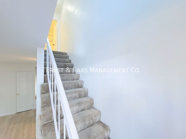 Building Photo - Stunning Tri-Level Townhome in Prime Wrigl...