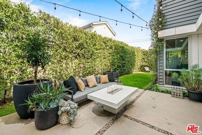 Building Photo - 2736 Armacost Ave