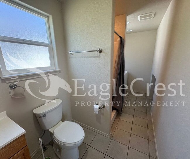 Building Photo - Spacious 3-Bedroom, 2-Bath Home on a Corner Lot-Students Encouraged To Apply