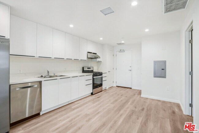 Building Photo - 951 S Wilton Pl