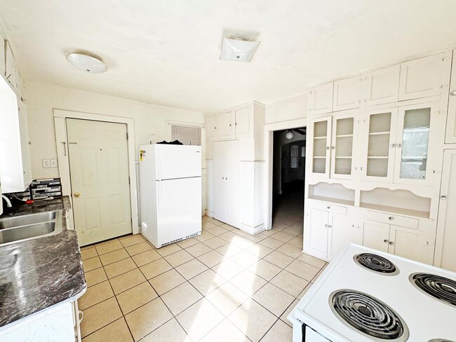 Building Photo - 504 W Ave E