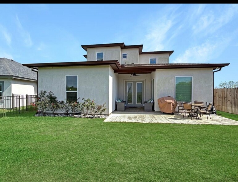 Building Photo - 86 Bethpage Dr
