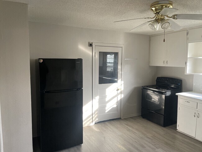 Building Photo - 1952 N Volutsia