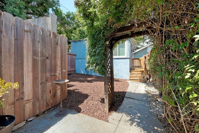 Building Photo - 2744 Treat St