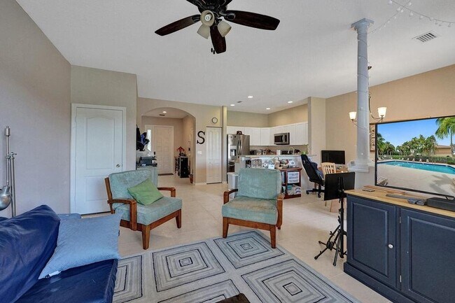 Building Photo - 254 River Bluff Ln