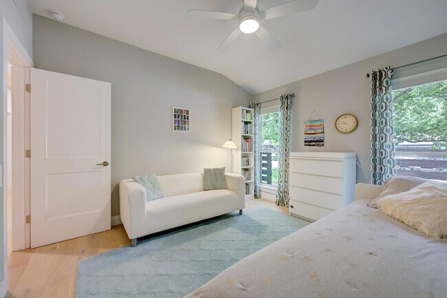 Building Photo - 2500 Pinewood Terrace