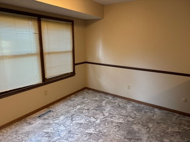 Building Photo - 3 Bedroom 2 Bath 2 Car Garage! Southeast! ...