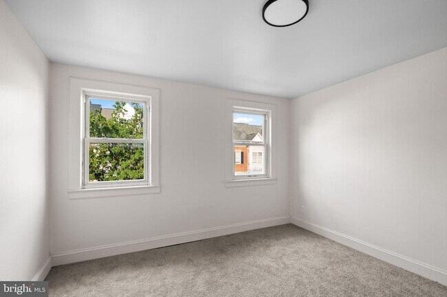 Building Photo - 322 S Poppleton St