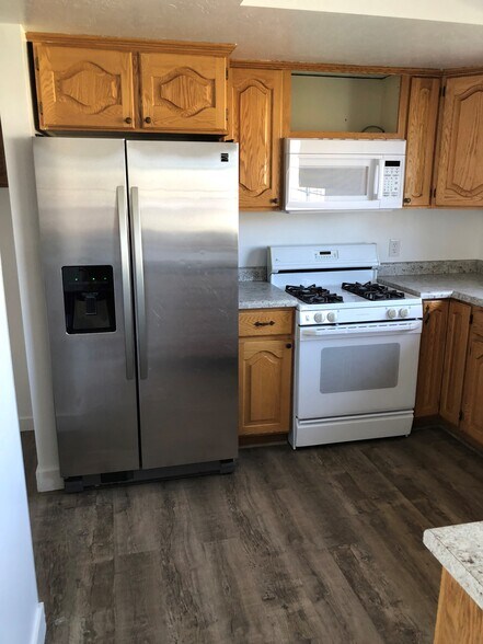 Kitchen (gas range, water/ice in friddge) - 928 E. Bates Canyon Rd.