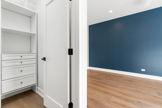 Building Photo - 5120 N Elston Ave