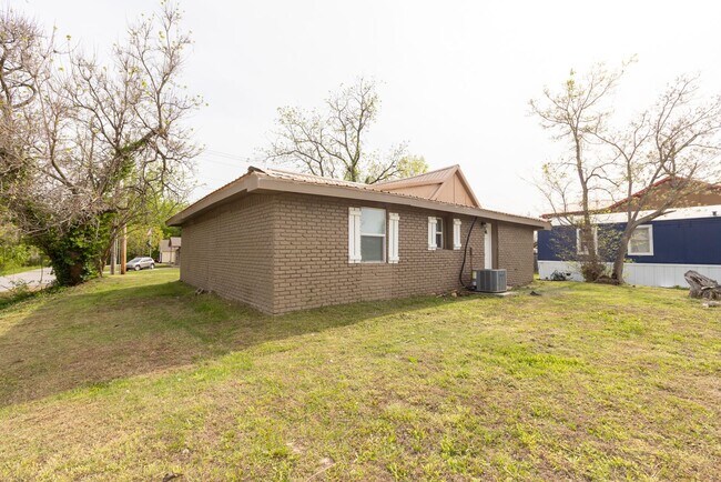 Building Photo - 3 Bed | 2 Bath in Coweta!