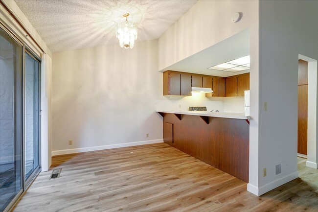 Building Photo - Cupertino 2 Bed, 2 Bath Townhouse with Att...