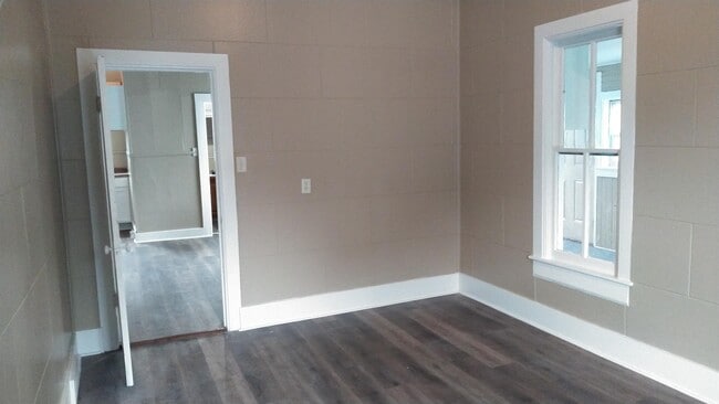 Building Photo - 207 W Oak St