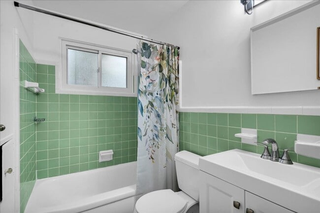 Building Photo - Charming Madison Heights Home with Garage and Fenced Yard