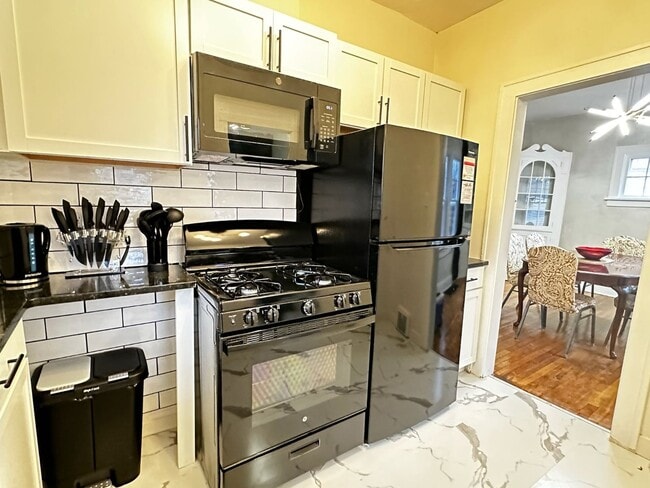 Building Photo - Charming Cleveland Heights Home in Prime Location