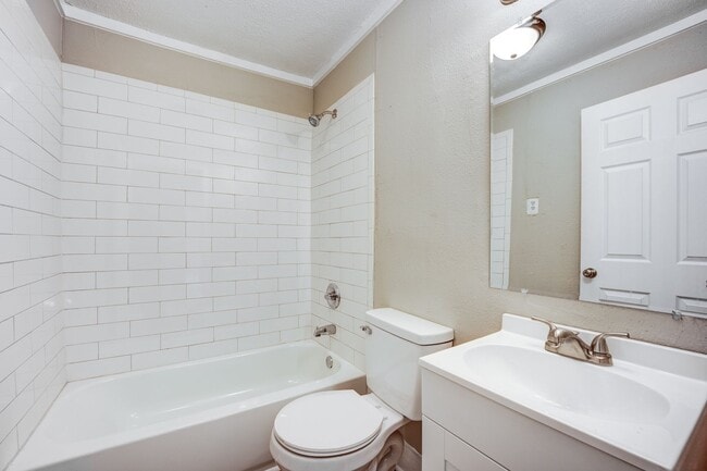 Building Photo - Freshly Updated 2 Bedroom House