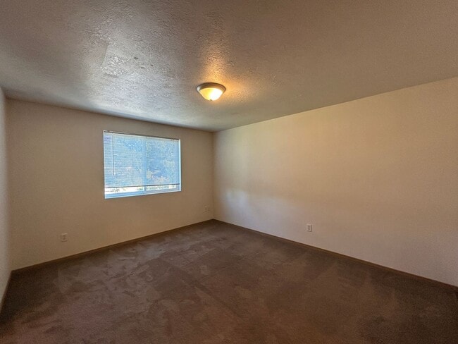 Building Photo - 521 NE Burnside Ave