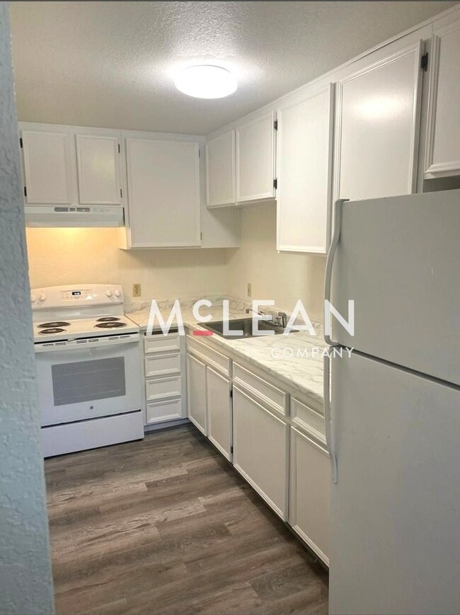 Building Photo - Second Floor 1 Bedroom at Palm Springs Villas