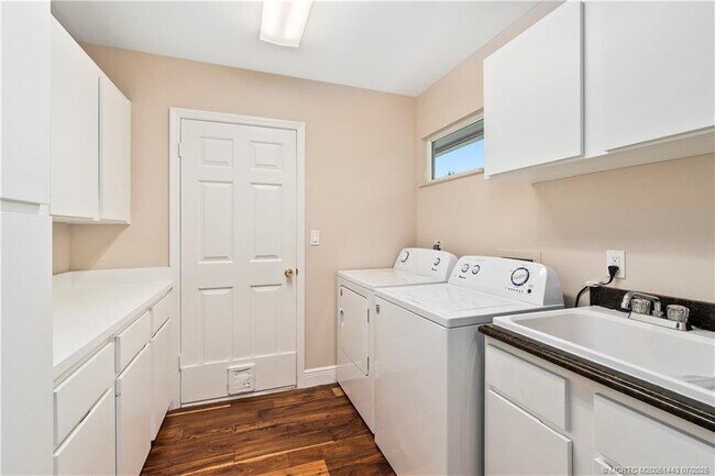 Building Photo - 7 Riverview Dr