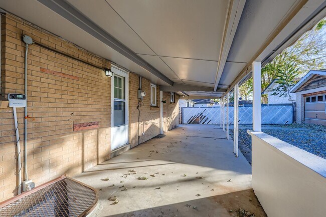 Building Photo - 4945 Wyandot St