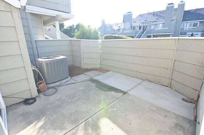 Building Photo - Nicely upated 2 Story Townhouse at Mansion Park with 2 Master Suites.